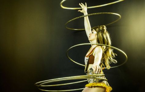 51 hula hoop show